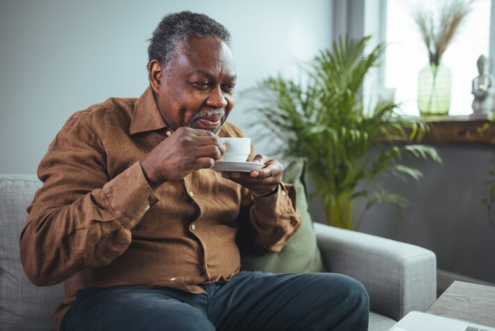 Participantes que consumiam café ou chá com cafeína apresentaram um risco menor de demência Foto: Dragana Gordic/Adobe Stock