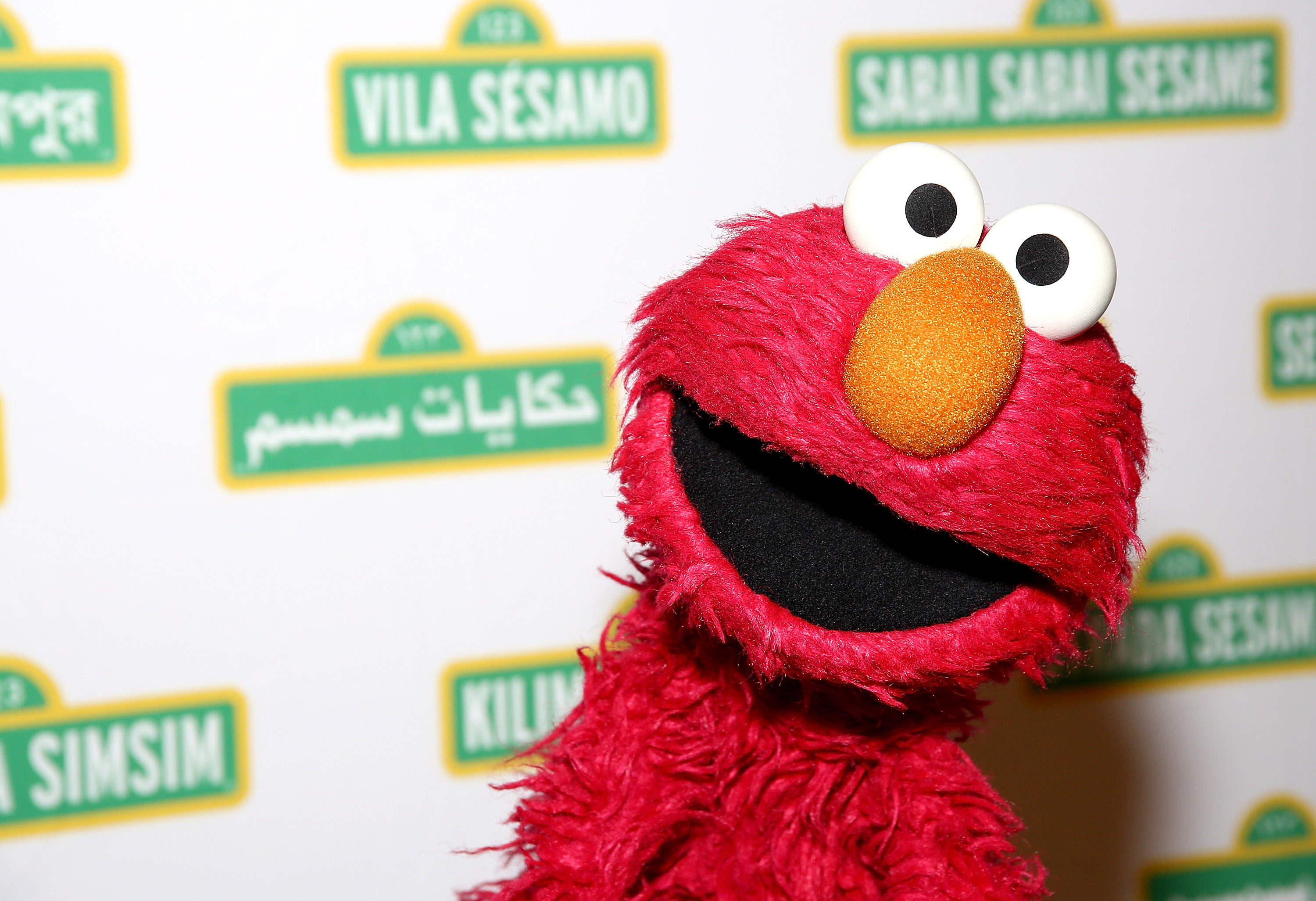 Elmo joins fan reactions to Taylor Swift's 
