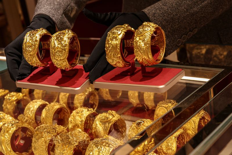 Gold falls on investor caution ahead of key US economic data<br>