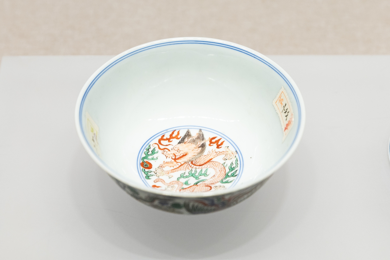 清康熙款青花五彩龙凤纹中碗