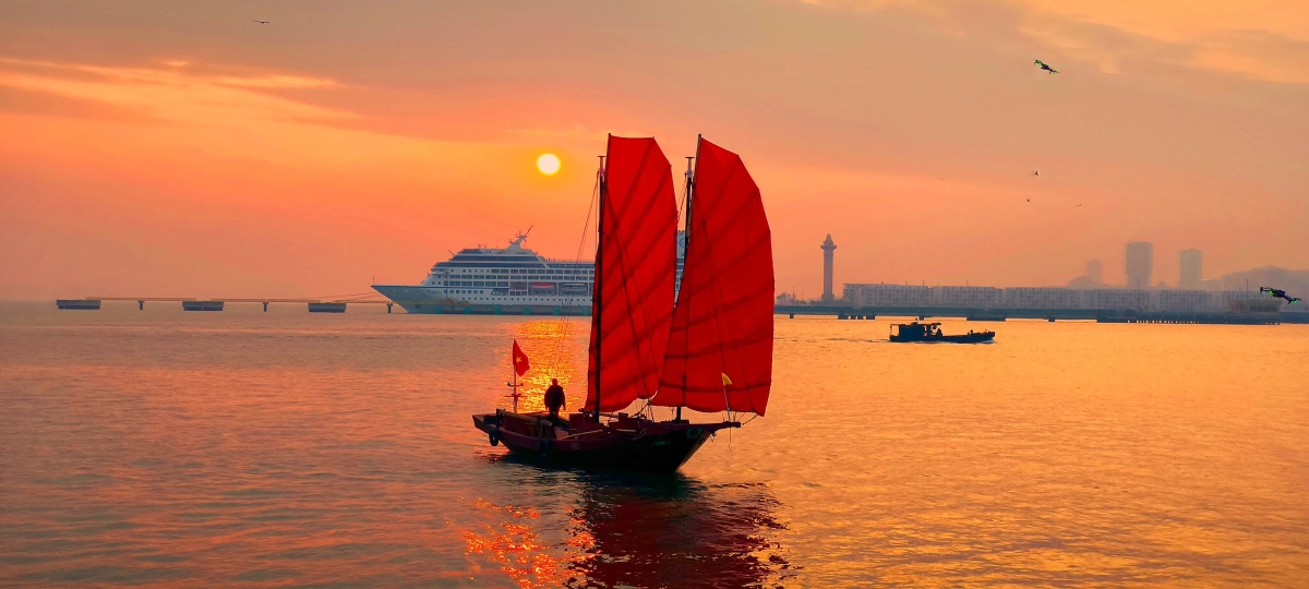 Thuyền buồm cánh đỏ trên vịnh Hạ Long gợi ký ức xưa