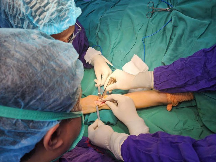 Không gãy xương cổ tay mà vẫn không cầm nắm được, coi chừng trật khớp nguy hiểm