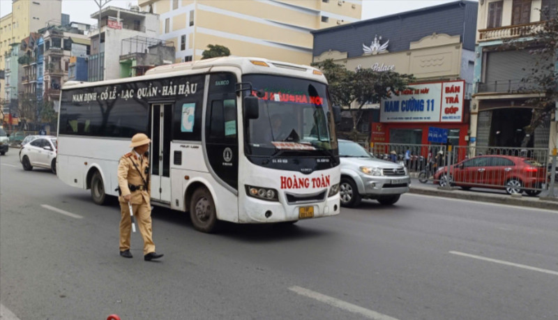 Trong 3 ngày, CSGT Hà Nội xử lý hơn 200 trường hợp xe khách, xe hợp đồng vi phạm giao thông