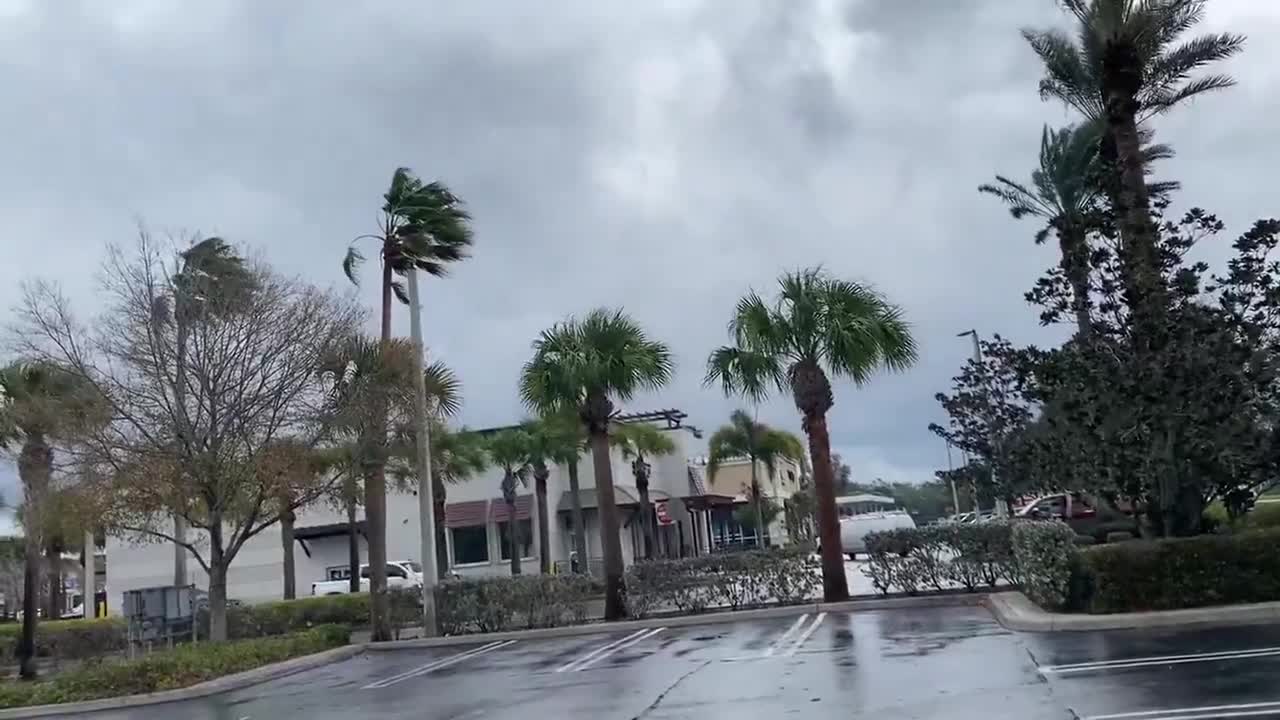 Storm brings strong wind and heavy rain to Florida