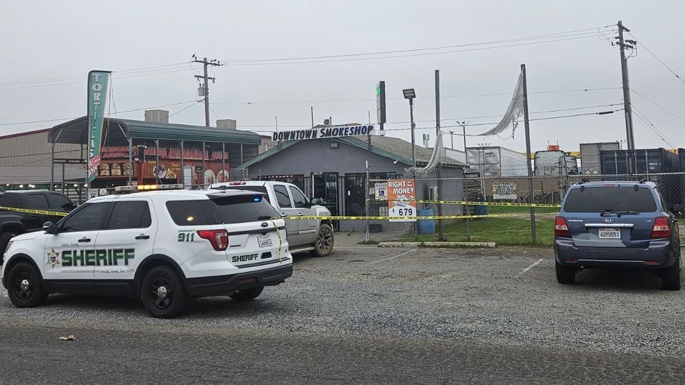 Deputies investigate armed robbery at Tulare County smoke shop