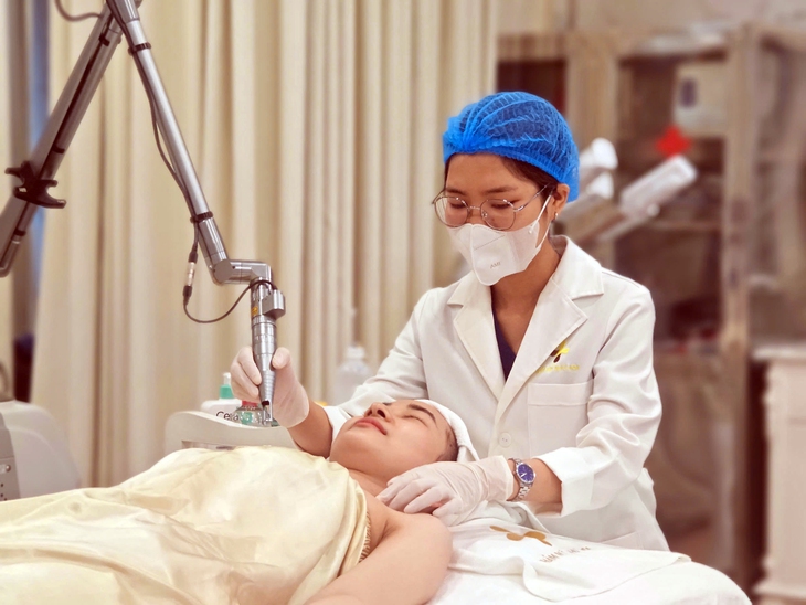 Về quê ăn Tết, Việt kiều tranh thủ làm đẹp, chữa hiếm muộn