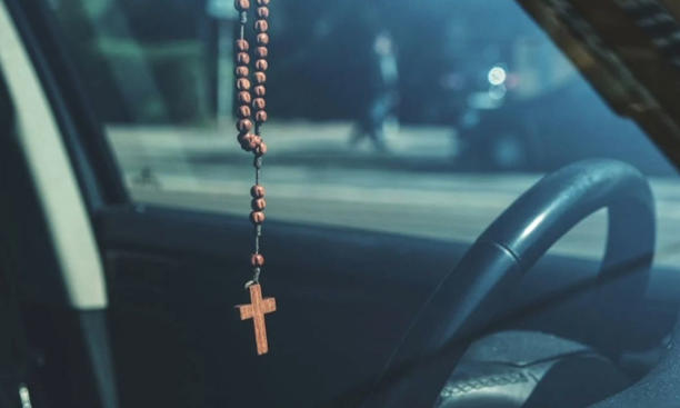 Las leyes locales prohíben el uso de cualquier adorno en los espejos.