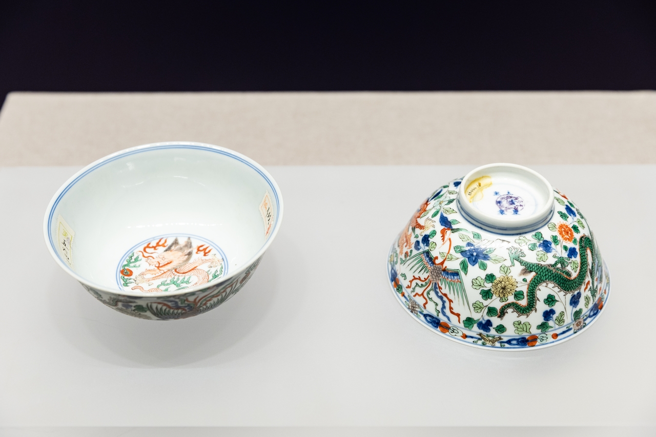 清康熙款青花五彩龙凤纹中碗