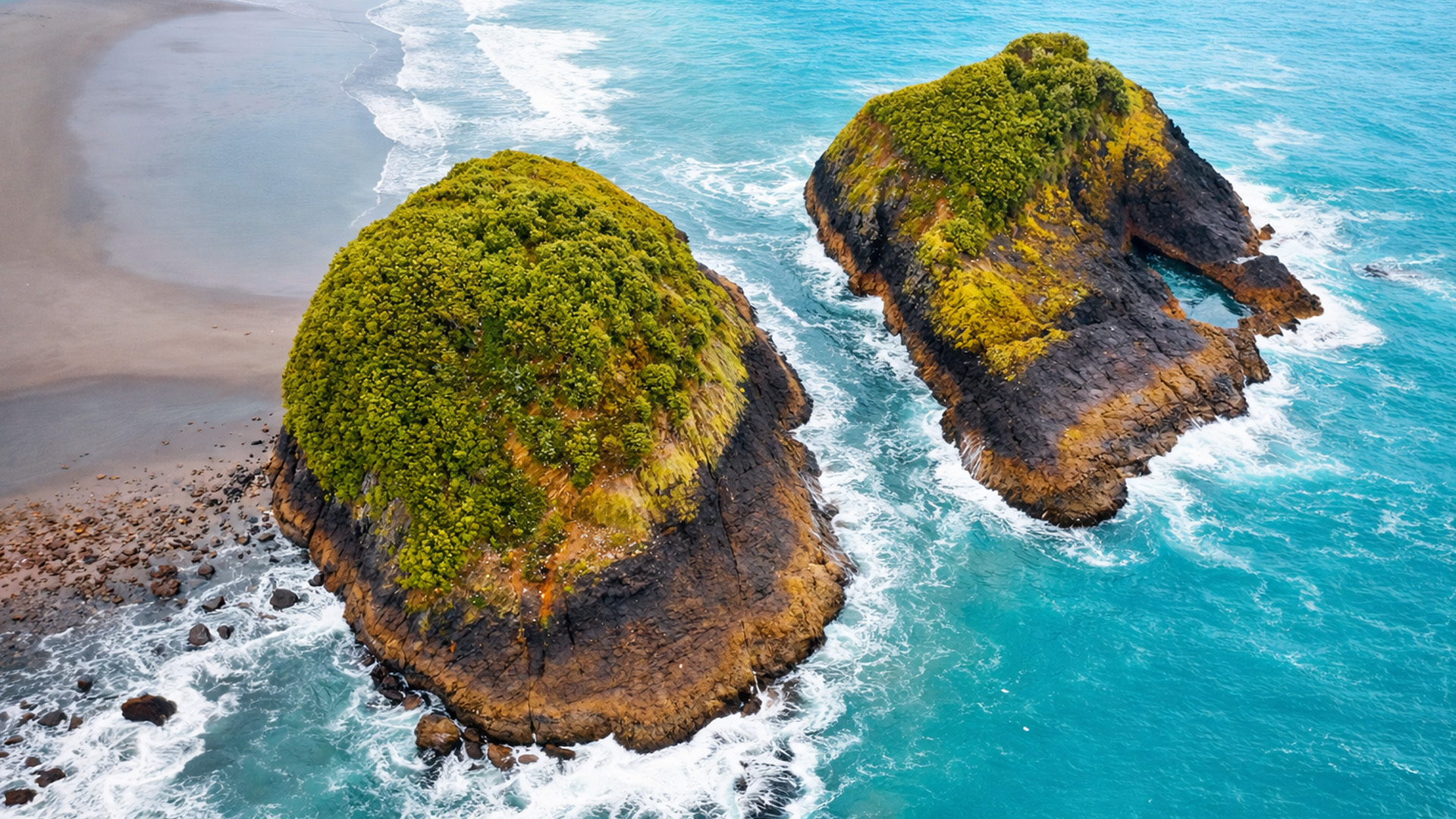 Taranakis Coastal Landmarks Known As Sugar Loaf Islands