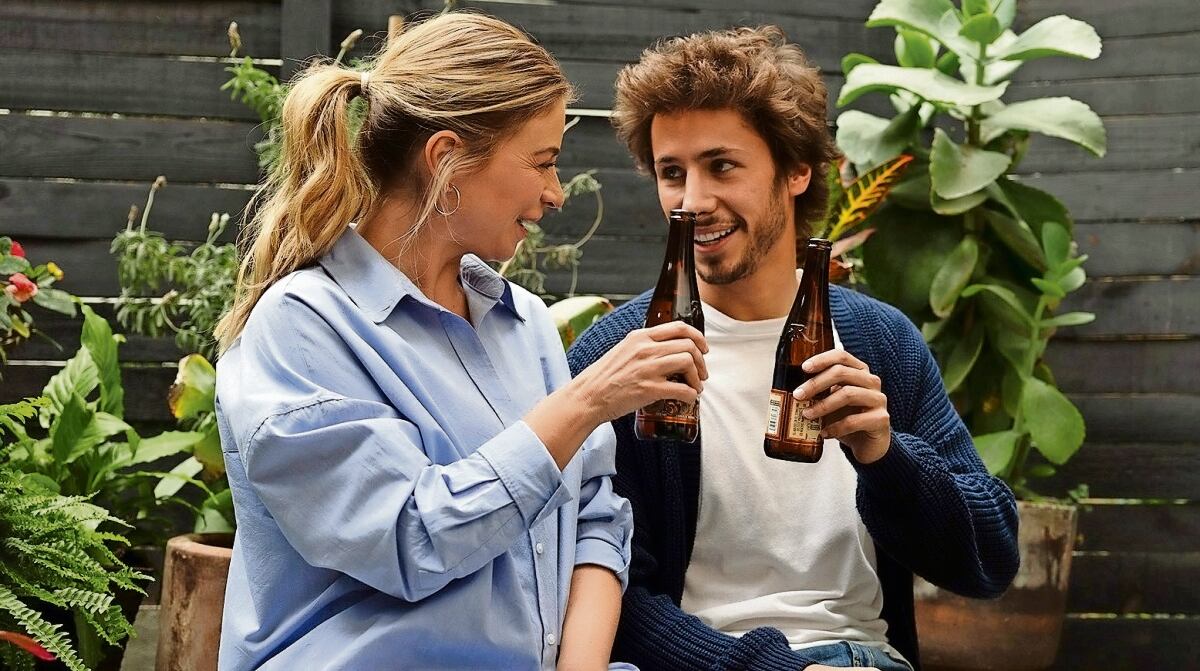 En el filme que estrenan, Ludwika Paleta y Juanpa Zurita forman una pareja en la que ella es 20 años mayor y se van a vivir juntos. Foto: Videocine