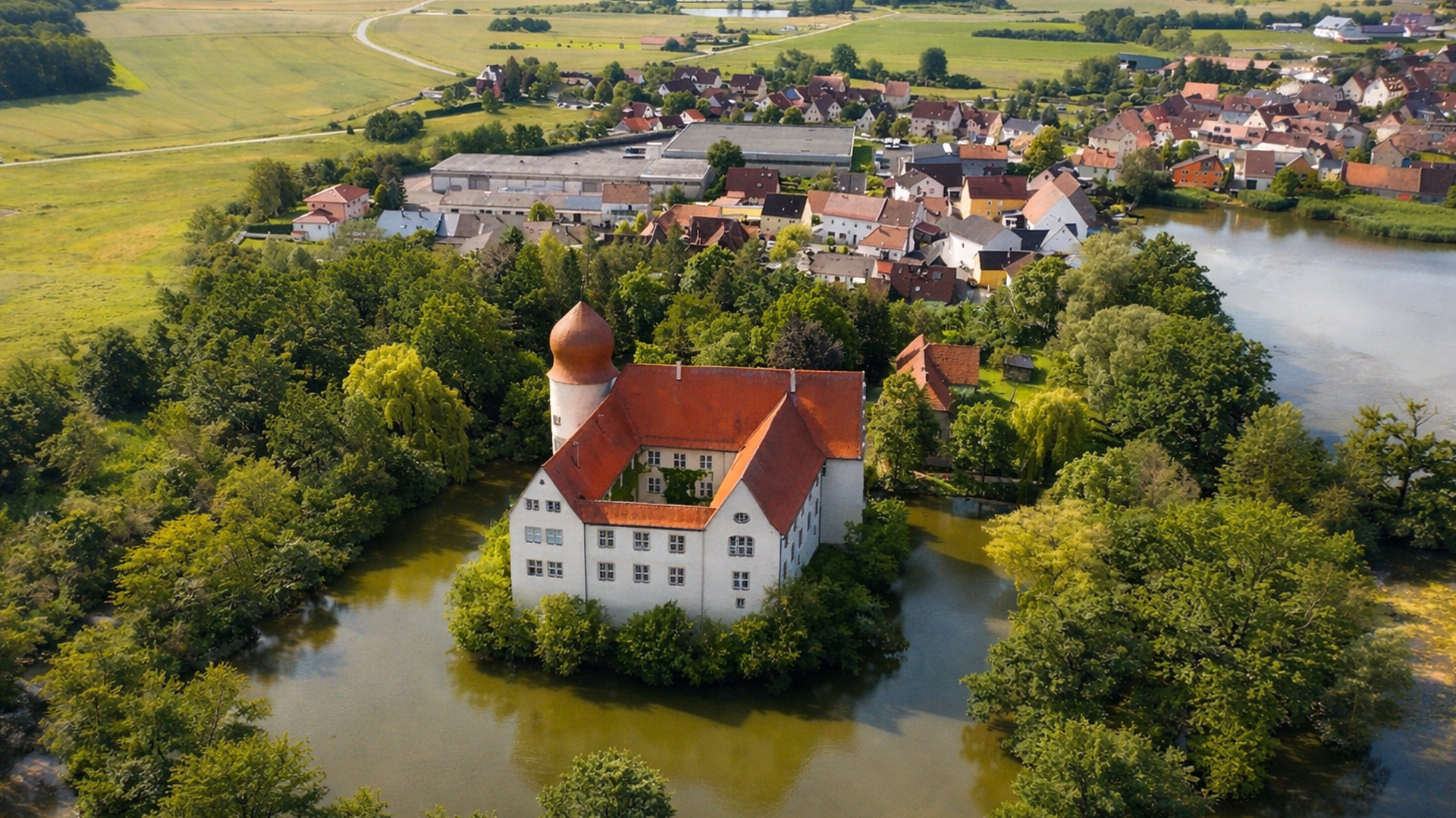 Ett slott dolt av naturen