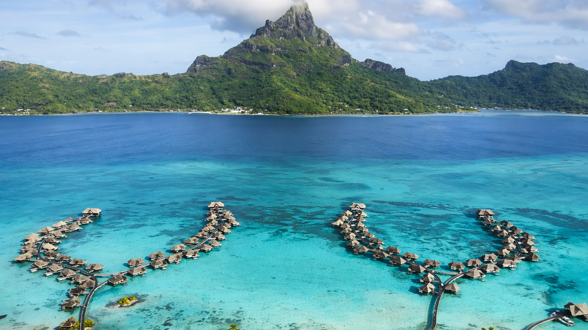 Mau menginap di atas laut?