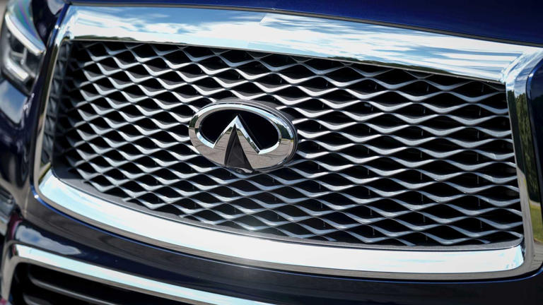 Built like a tank, priced like a cheap SUV - a V8 Infiniti QX80 costs ...