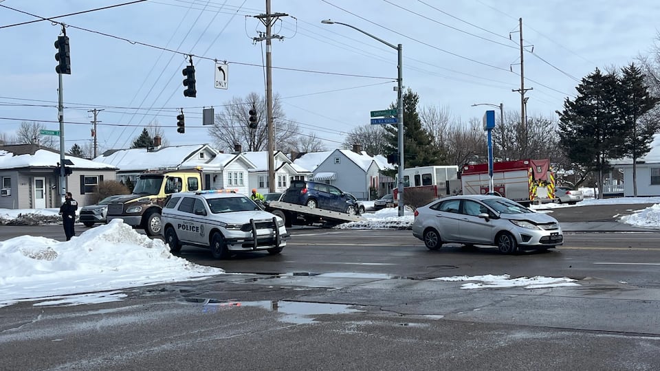 4 people injured after crash in Dayton
