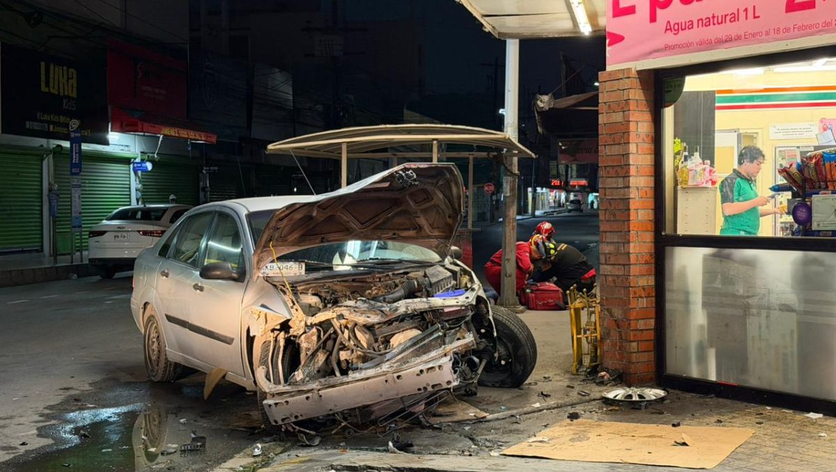 Conductor presuntamente ebrio choca contra autos y se impacta en tienda ...