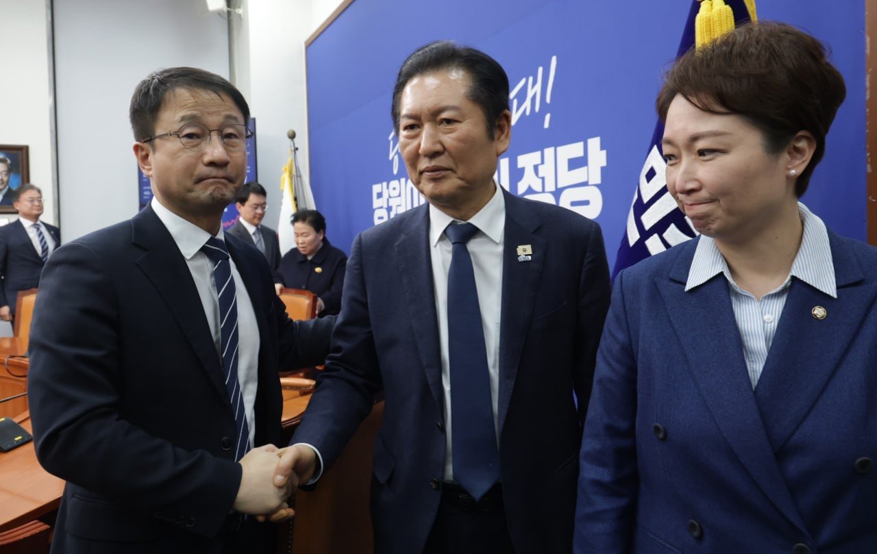 더불어민주당 합당 논의 중단과 대법원의 사법개혁 저지, 정치적 갈등 심화