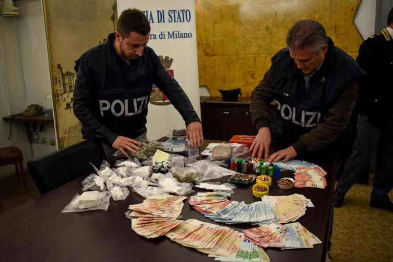 Novate: 35 chili di droga, 12mila euro e una pistola finta sequestrati ...