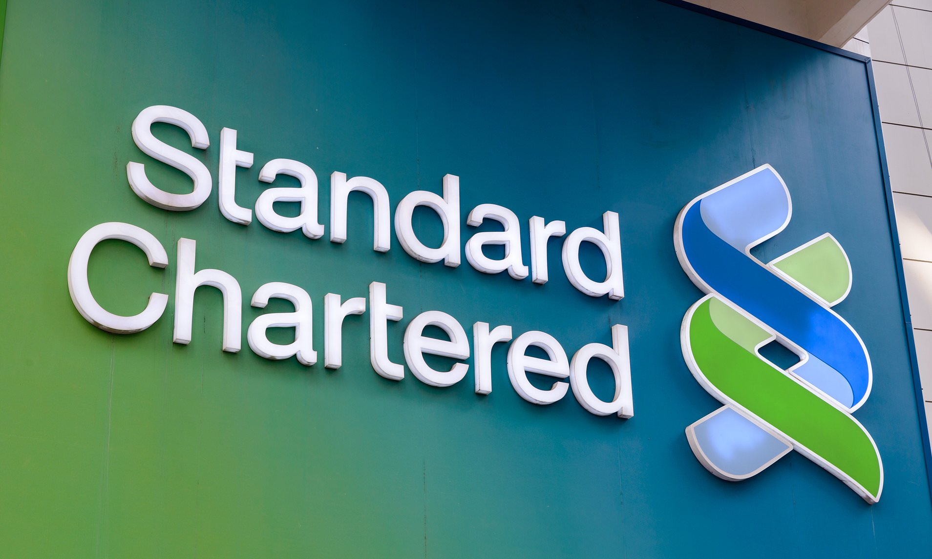 £2billion man quits banking giant: Shares in Standard Chartered tumble as high-flyer jumps ship<br>