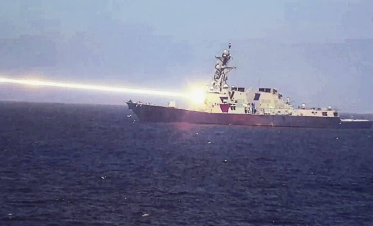 US Navy destroyer shoots down drones at sea using a powerful laser beam