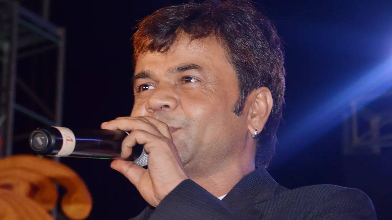 Rajpal Yadav surrenders in Rs 9 crore cheque bounce case, look at his ...
