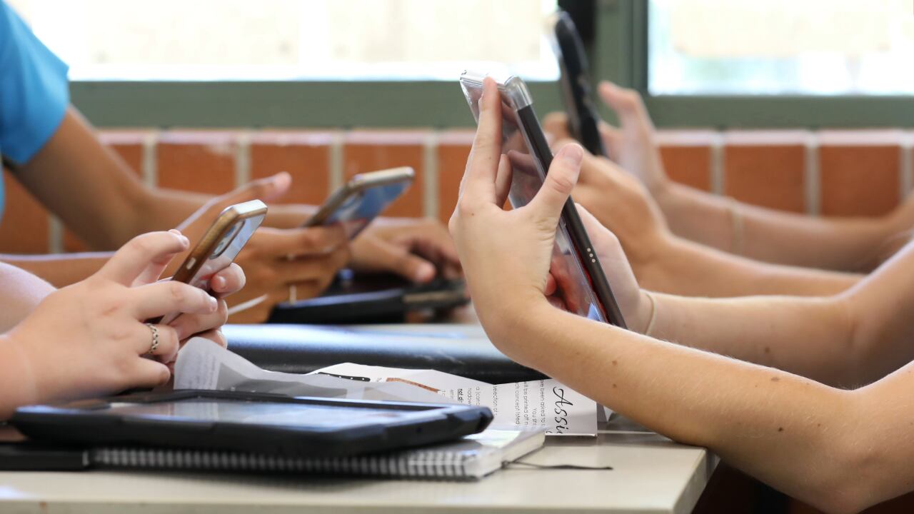 Indiana lawmakers advance cellphone ban in public schools