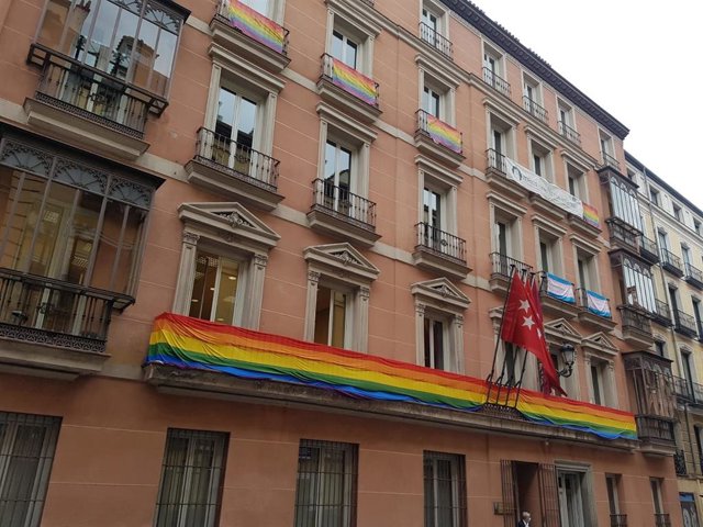 Un juzgado inadmite la demanda de Vox contra las banderas LGTBI+ en el ...