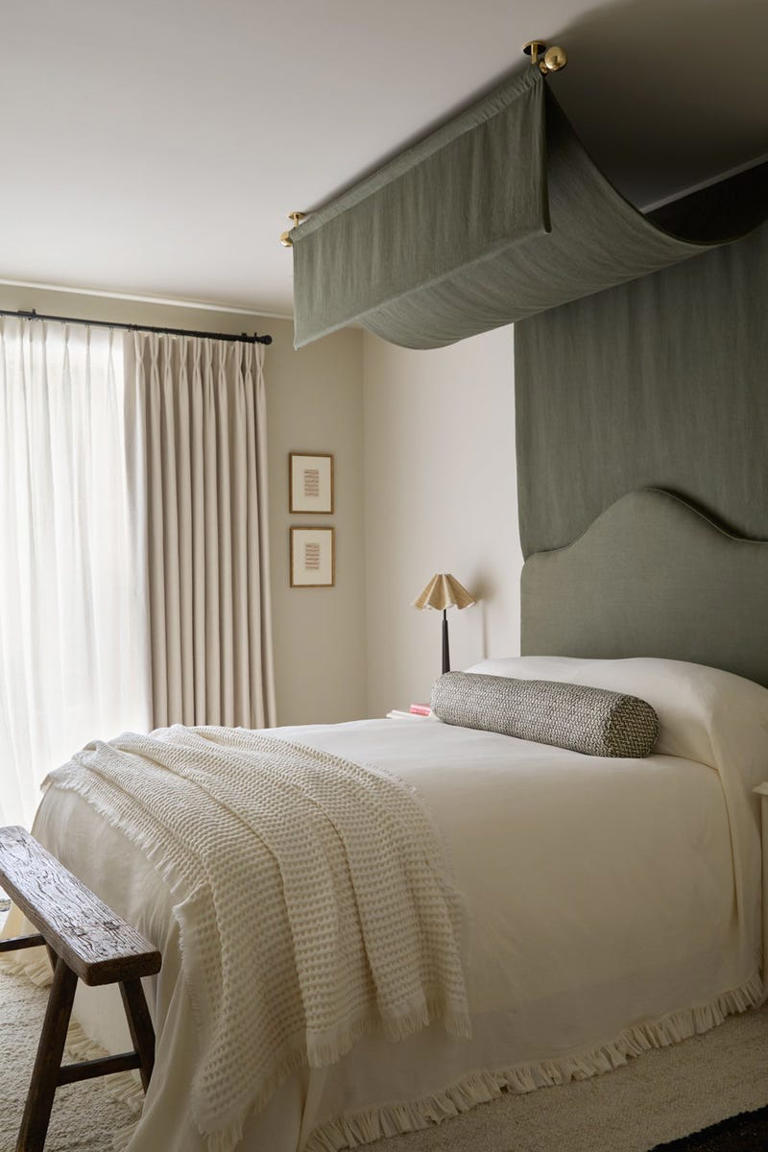 Experts agree: This surprising bedroom palette will give you the best ...