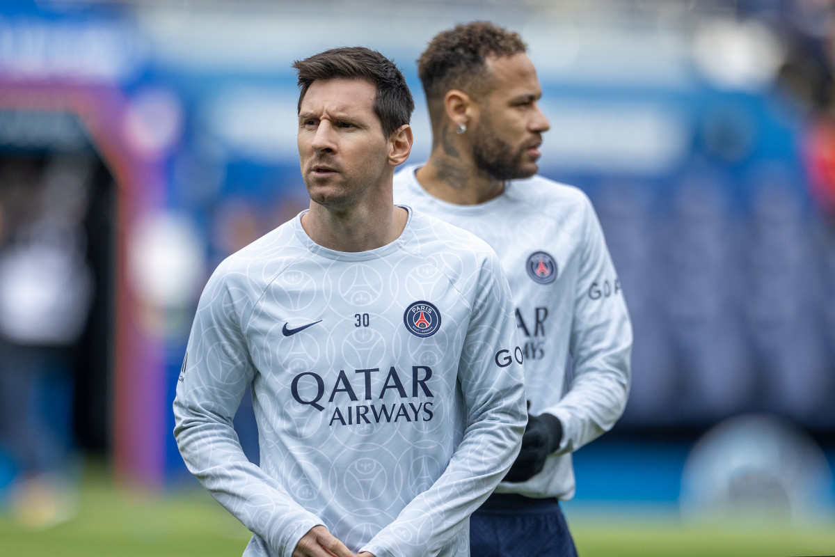 neymar-jr-surprises-lionel-messi-and-his-family-with-special-gesture