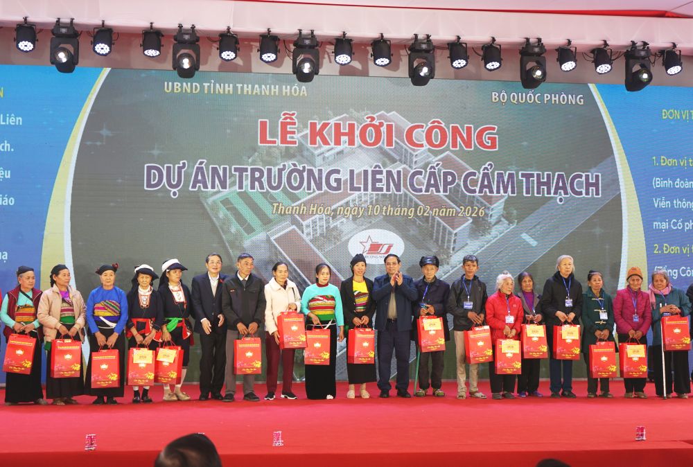 Thủ tướng Chính phủ tặng quà Tết người dân, công nhân lao động khó khăn