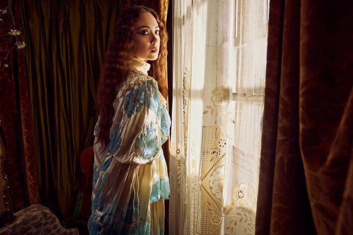 A cantora Laufey, aos 26 anos, será haedliner do Palco Sunset Foto: Emma Summerton