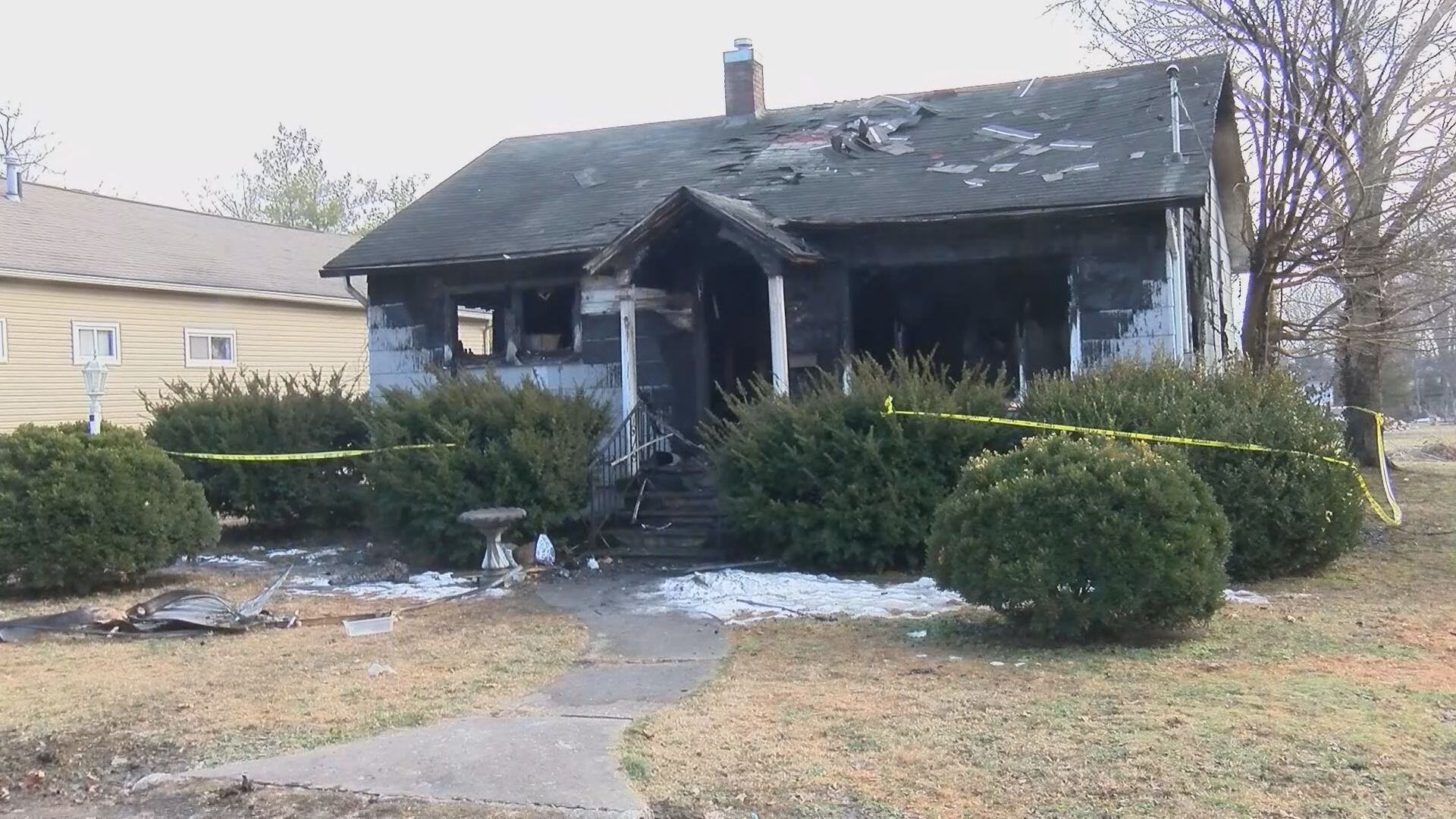 Crews battle deadly early morning house fire in West Frankfort