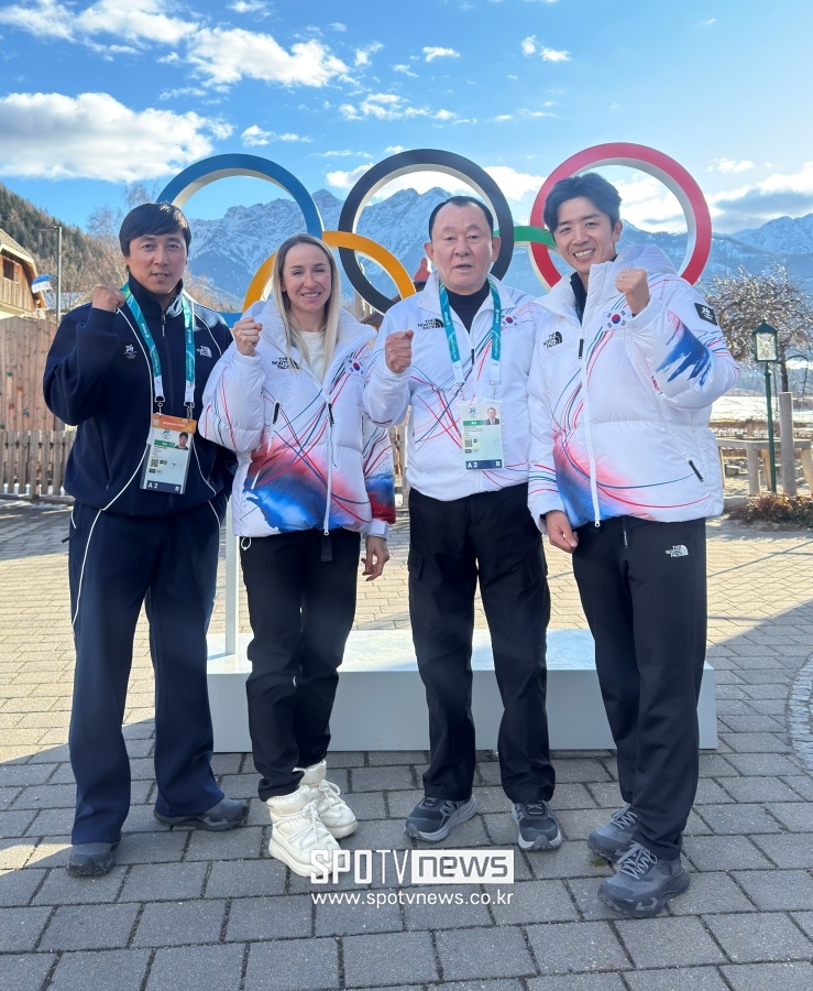 (左側から) バイアスロンバックユンベコーチ, イェカテリや, イヒョックリョル会長, ツェドジン. c。バイアスロン連盟