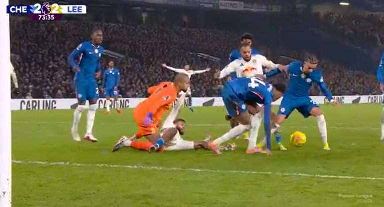 Star stands in goal for 20 seconds after all-time miss