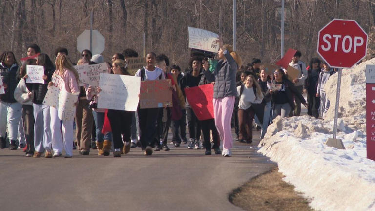 Hundreds of students walk out of Greater Cincinnati high school to ...