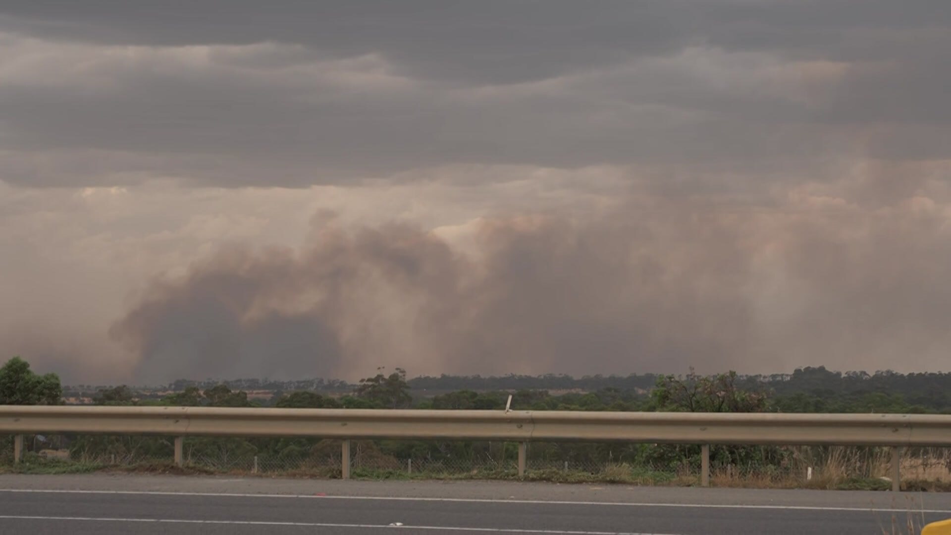 Emergency warning issued for grassfire near Sunbury, north of Melbourne