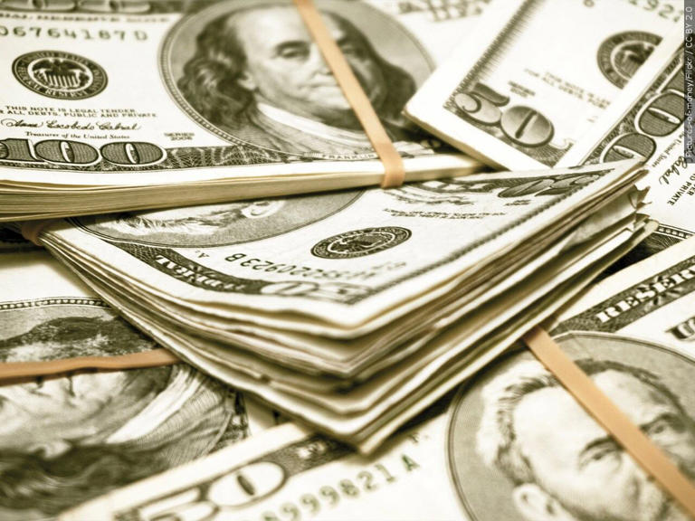 State lawmakers introduce legislation to increase pay for federal employees