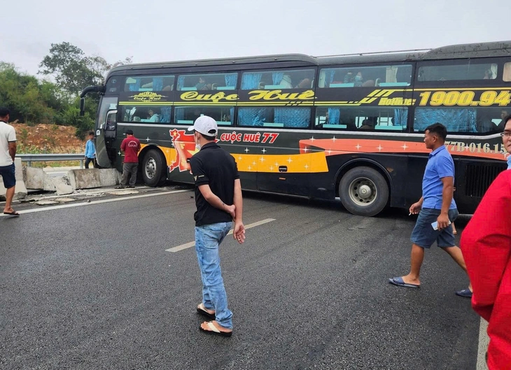 Xe khách xoay ngang chặn đường sau khi đâm vào dải phân cách cao tốc Vĩnh Hảo - Cam Lâm