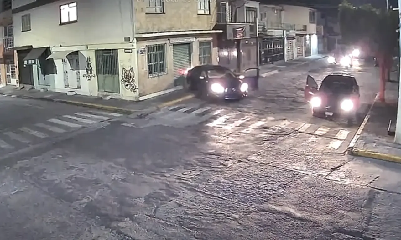 Chofer de app agrede a pasajera y provoca choque al no poner el freno