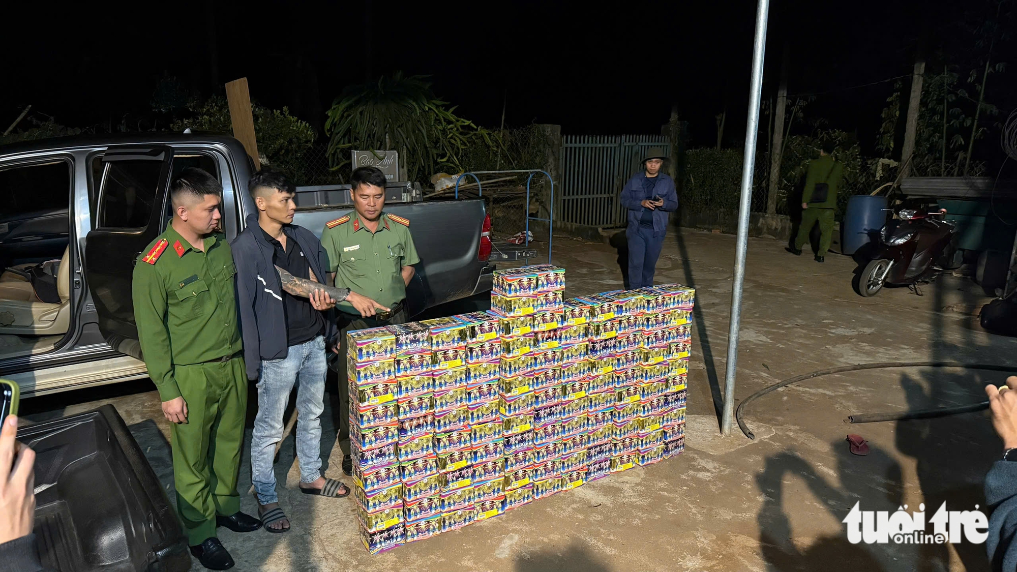 Xe bán tải độ chế khoang bí mật chở pháo lậu từ Gia Lai về Đắk Lắk