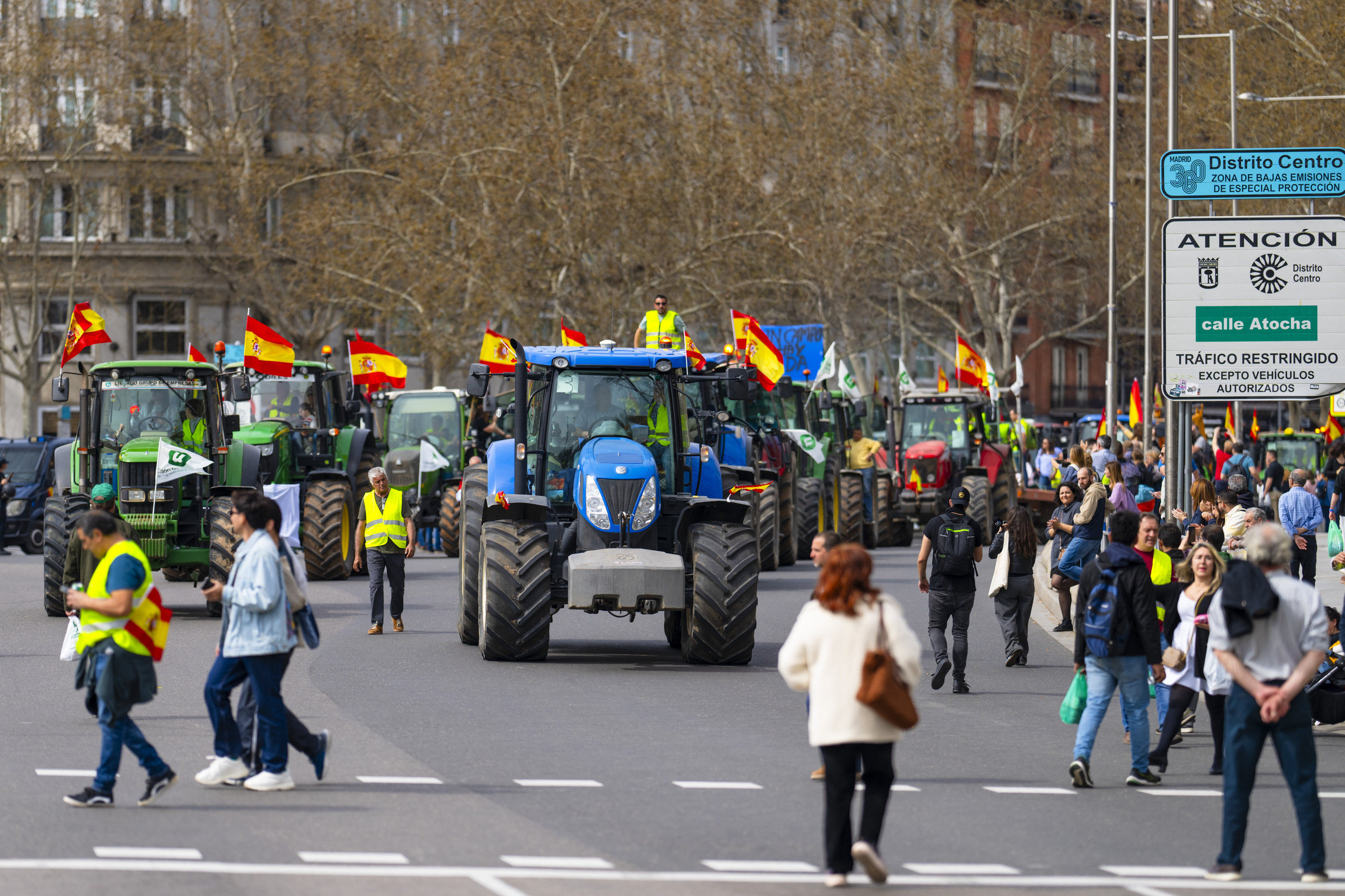 Cientos de tractores llegan a Madrid para protestar contra Mercosur y los  recortes de la PAC