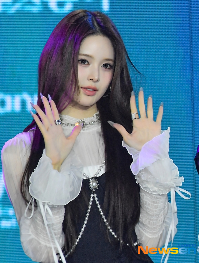 이즈나 방지민, 분위기 살린 눈빛 [포토엔HD]