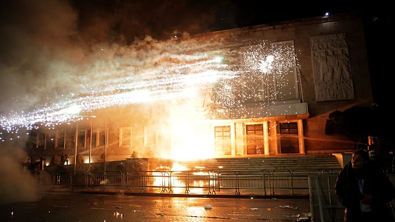 Albania, grande manifestazione antigovernativa a Tirana: almeno 16 ...