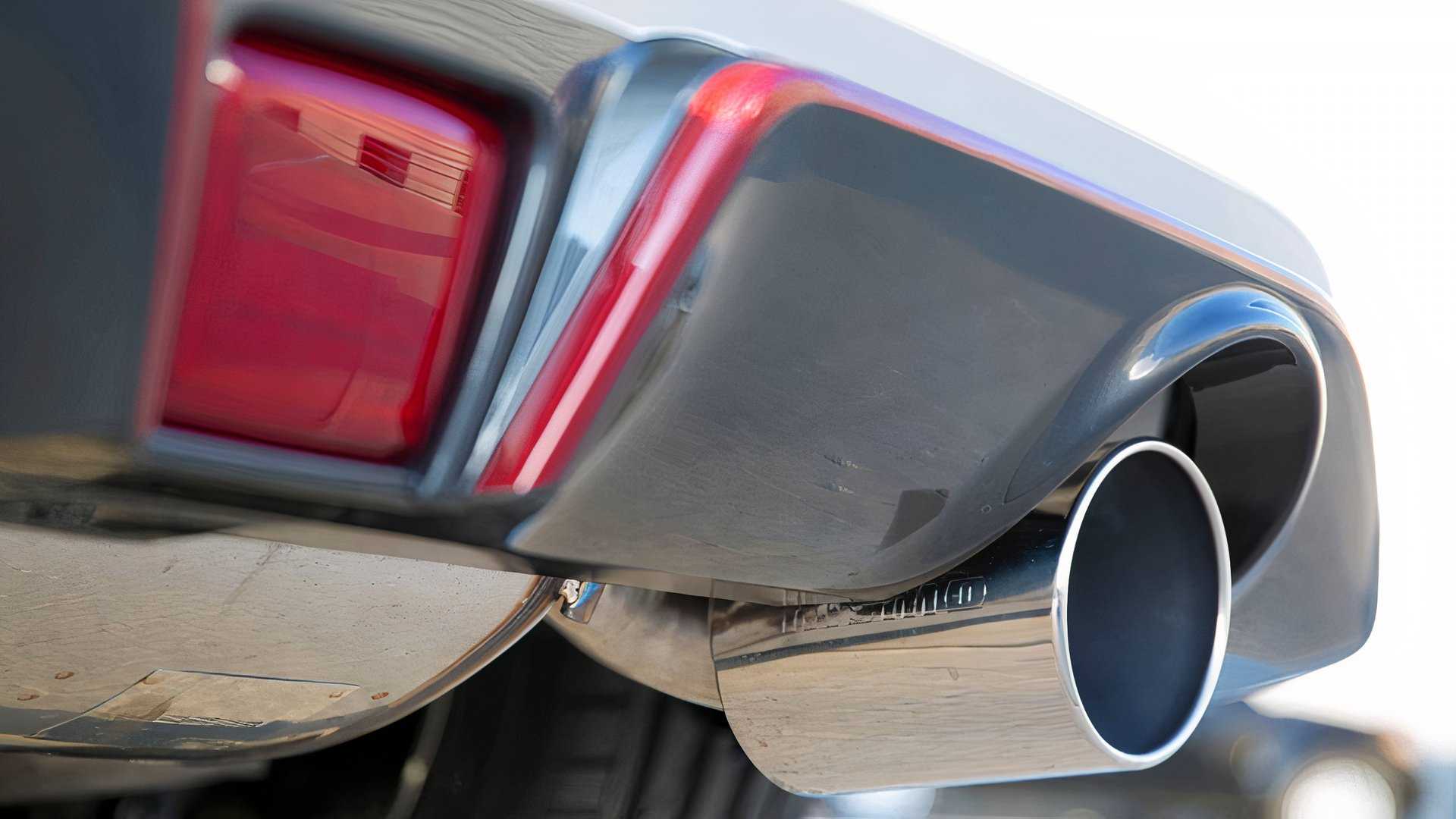 2020 Nissan 370Z NISMO exhaust outlet