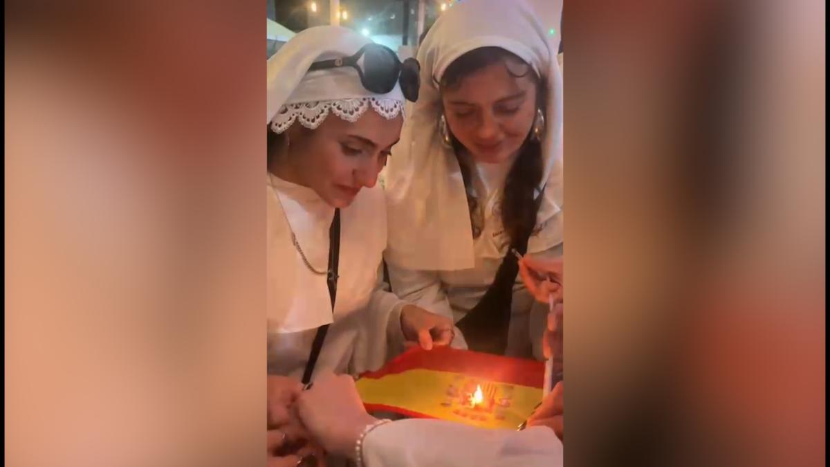Denuncian a la hija de un alcalde socialista por quemar una bandera de ...