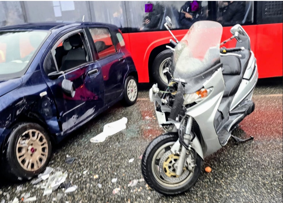 Messina, scontro tra auto e scooter in via Adolfo Celi: centauro in ...