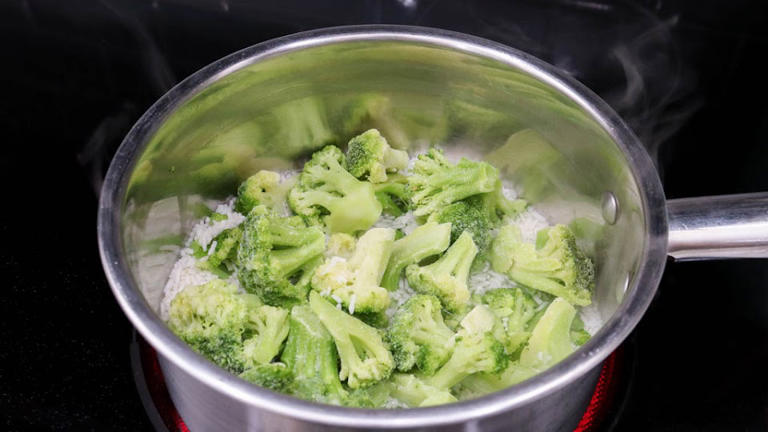 This cheesy broccoli and rice is a great way to get your family to eat ...