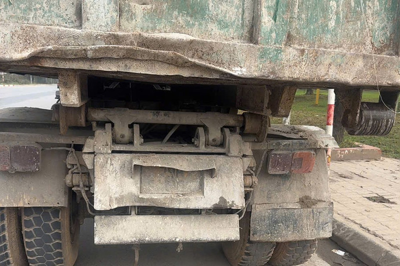 Hàng loạt tài xế bị xử phạt vì để biển số bị bùn đất che lấp