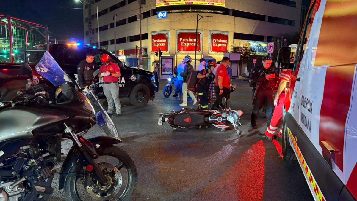 Choca motociclista contra patrulla de la Policía de Monterrey en ...