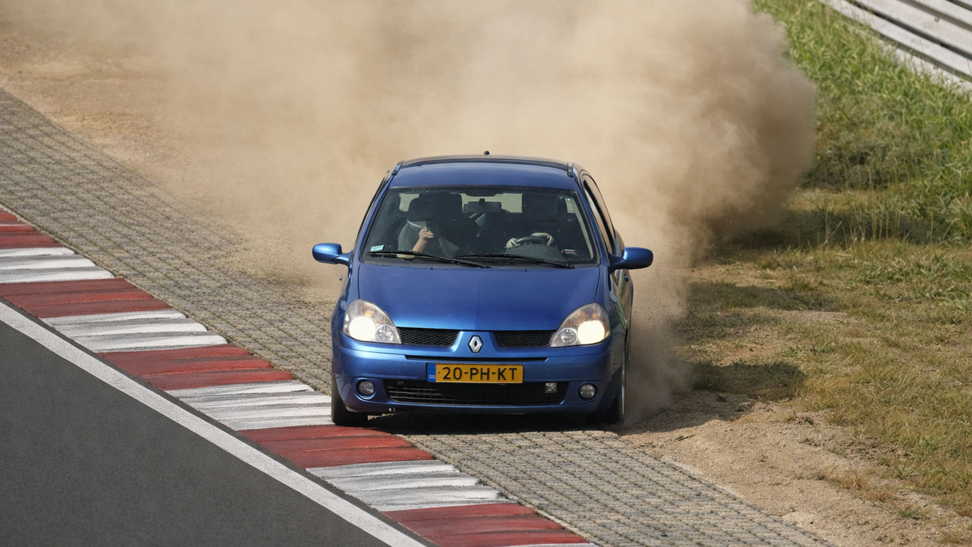 Aggressive driving ends with dust at Nürburgring