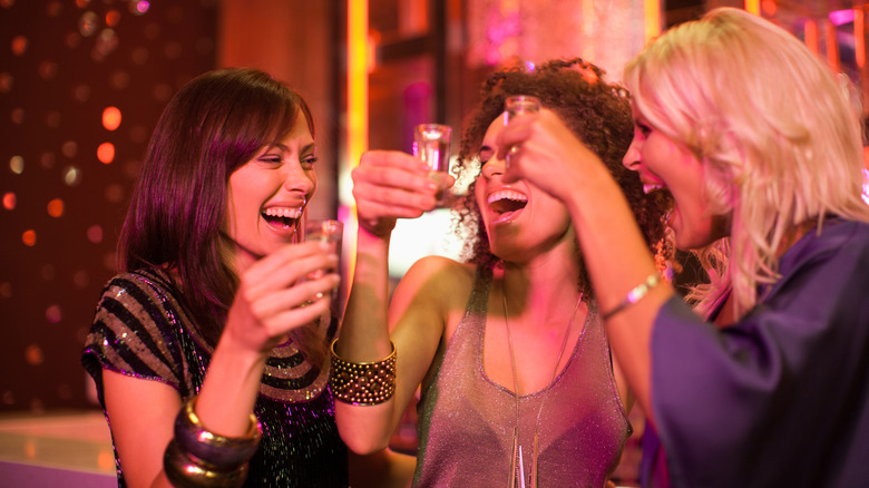 The viral 'six besties' friendship theory, explained